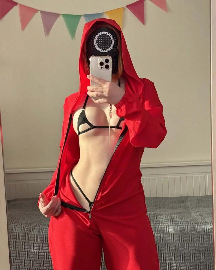 anh girl sexy cosplay squid game